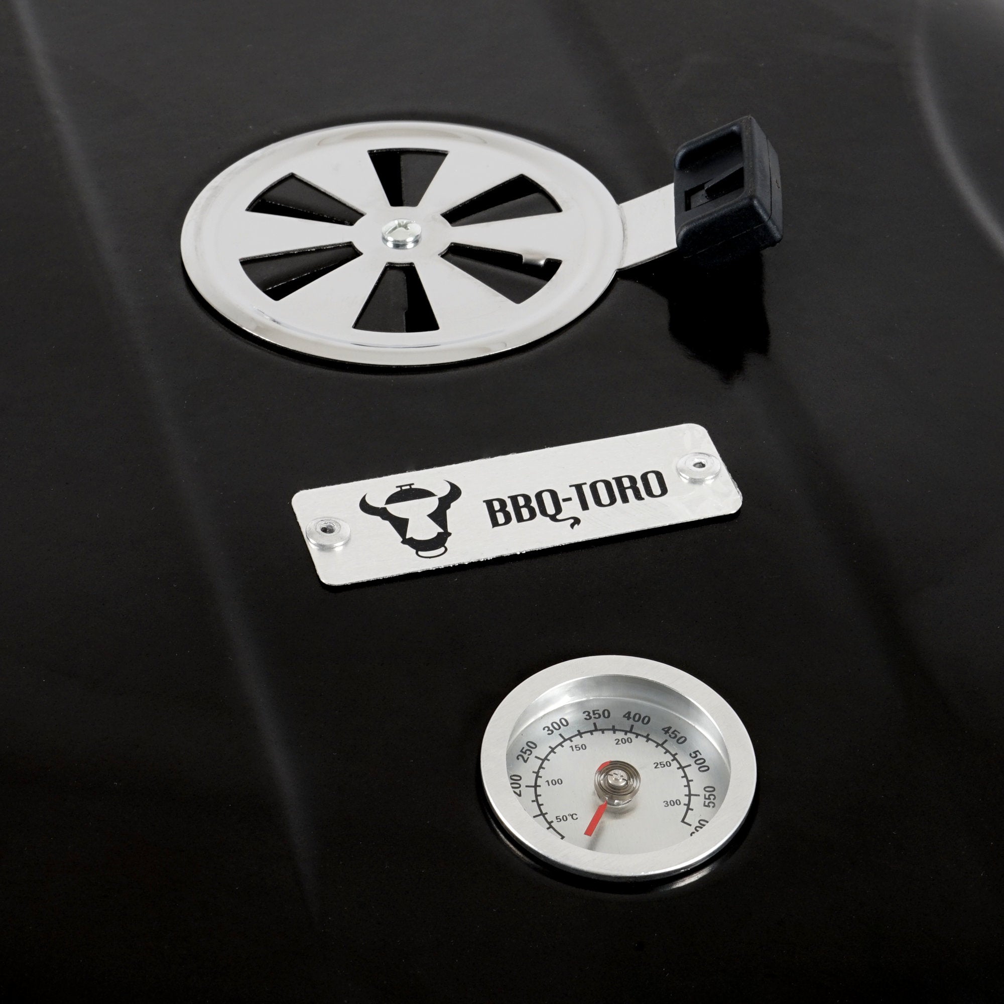 Barbecue à charbon, Ø 57 cm, comprenant une étagère de rangement et un lève-grille.