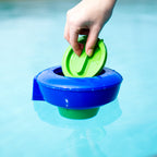 Flotteur doseur de piscine, comprenant thermomètre et distributeur de chlore