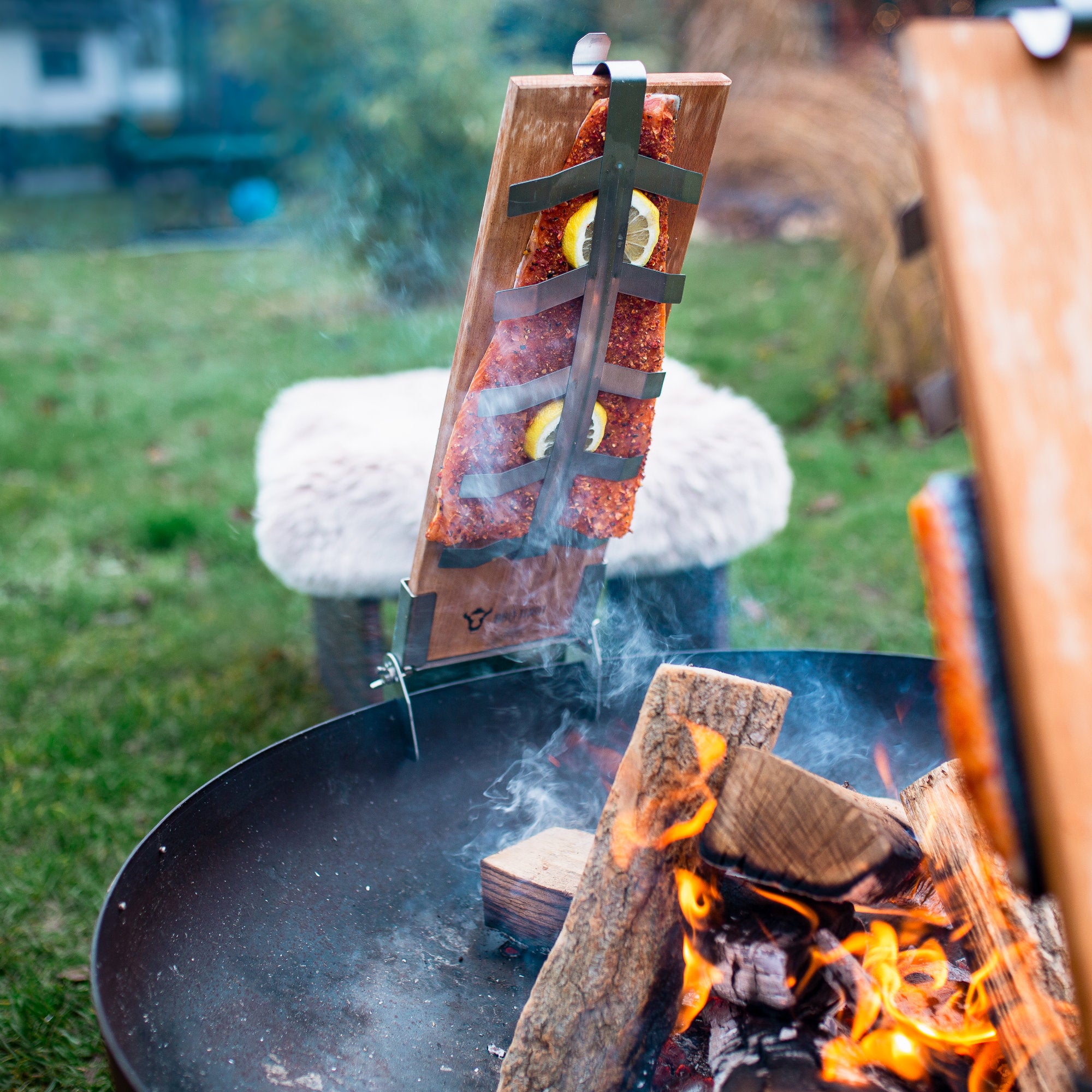 Planche à saumon grillée à la flamme, en bois de hêtre, avec support.