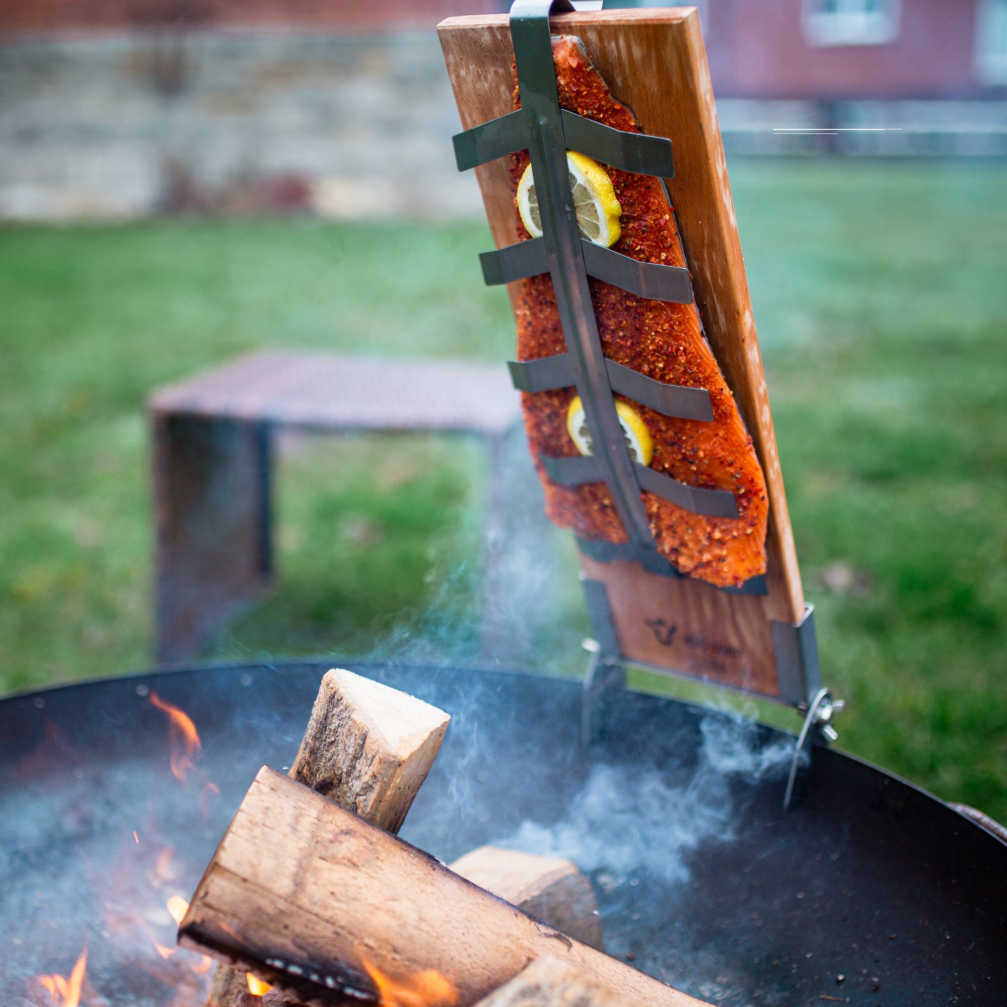 Planche à saumon grillée à la flamme, en bois de hêtre, avec support.