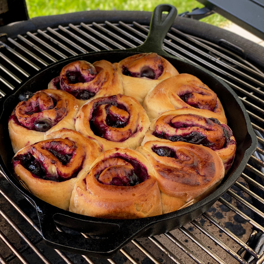 Cast iron pan, cast iron, pre-seasoned, two spouts, including glass lid