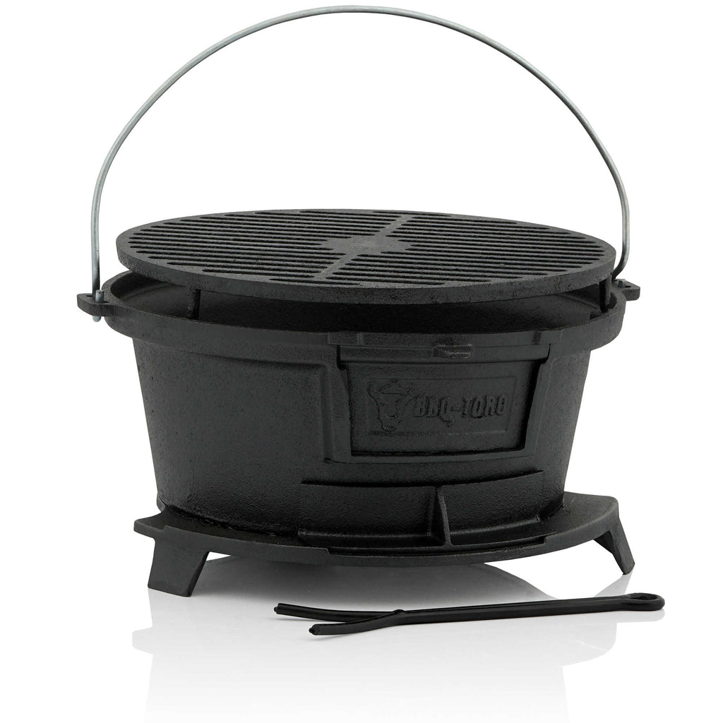 Kit de survie 6 pièces, comprenant une cocotte en fonte, une marmite à griller, une pierre à feu, un allume-feu et du charbon de bois.