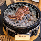 Barbecue de table au charbon de bois, en céramique, avec socle en bois.