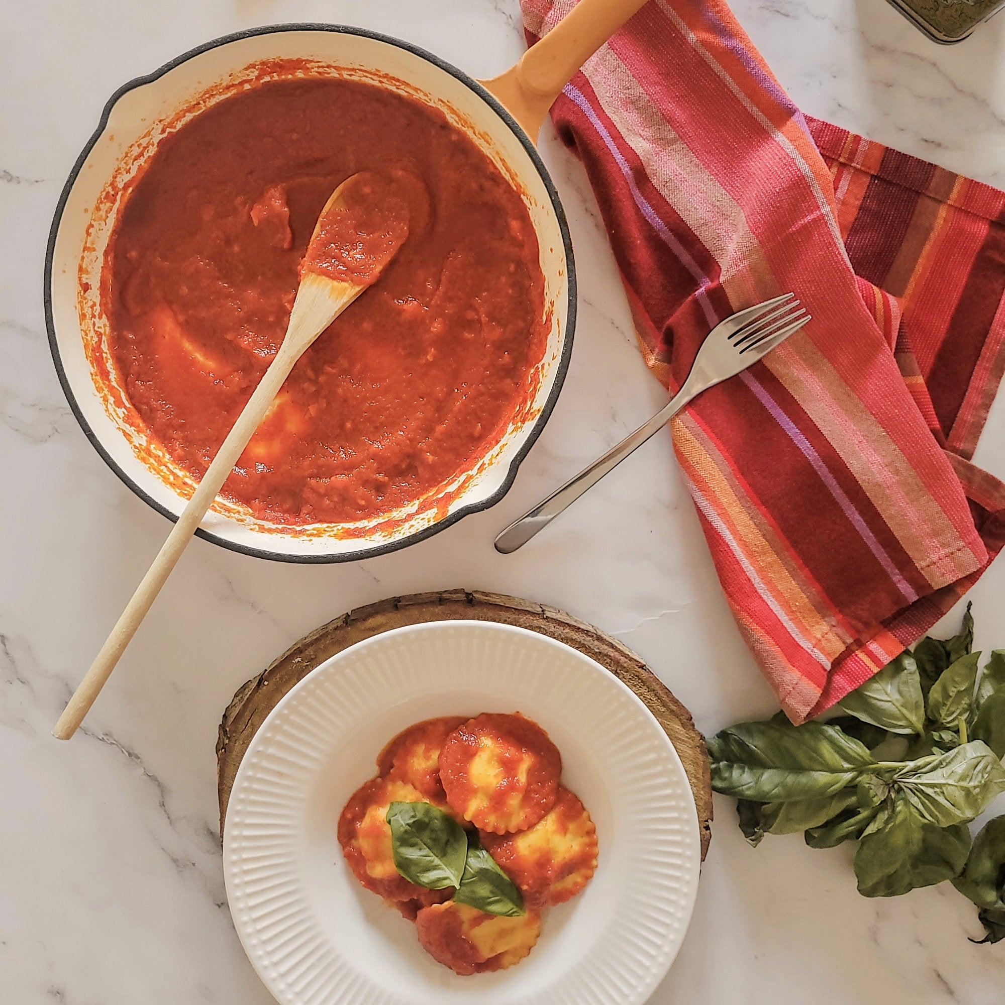 Frying pan, Ø 24 cm, cast iron, enamelled, with two spouts