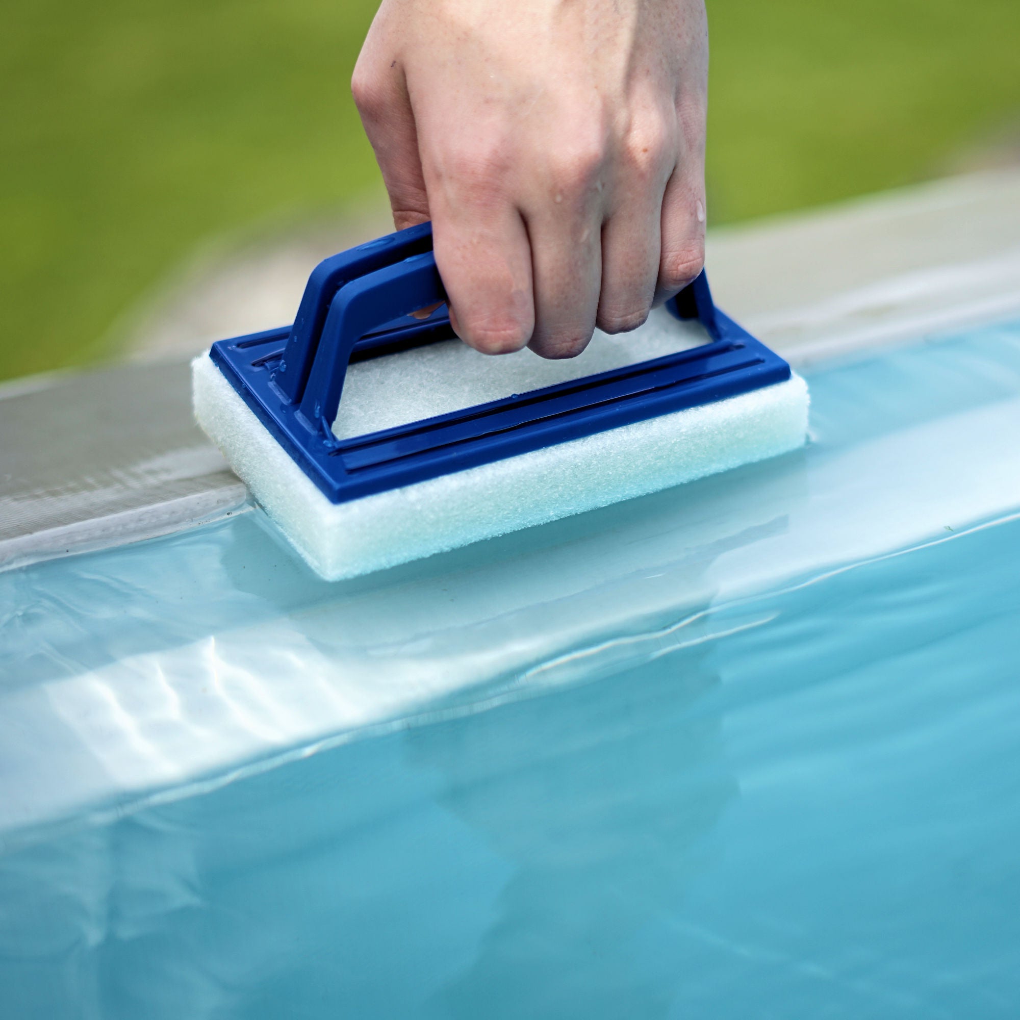 ensemble éponge et brosse de piscine