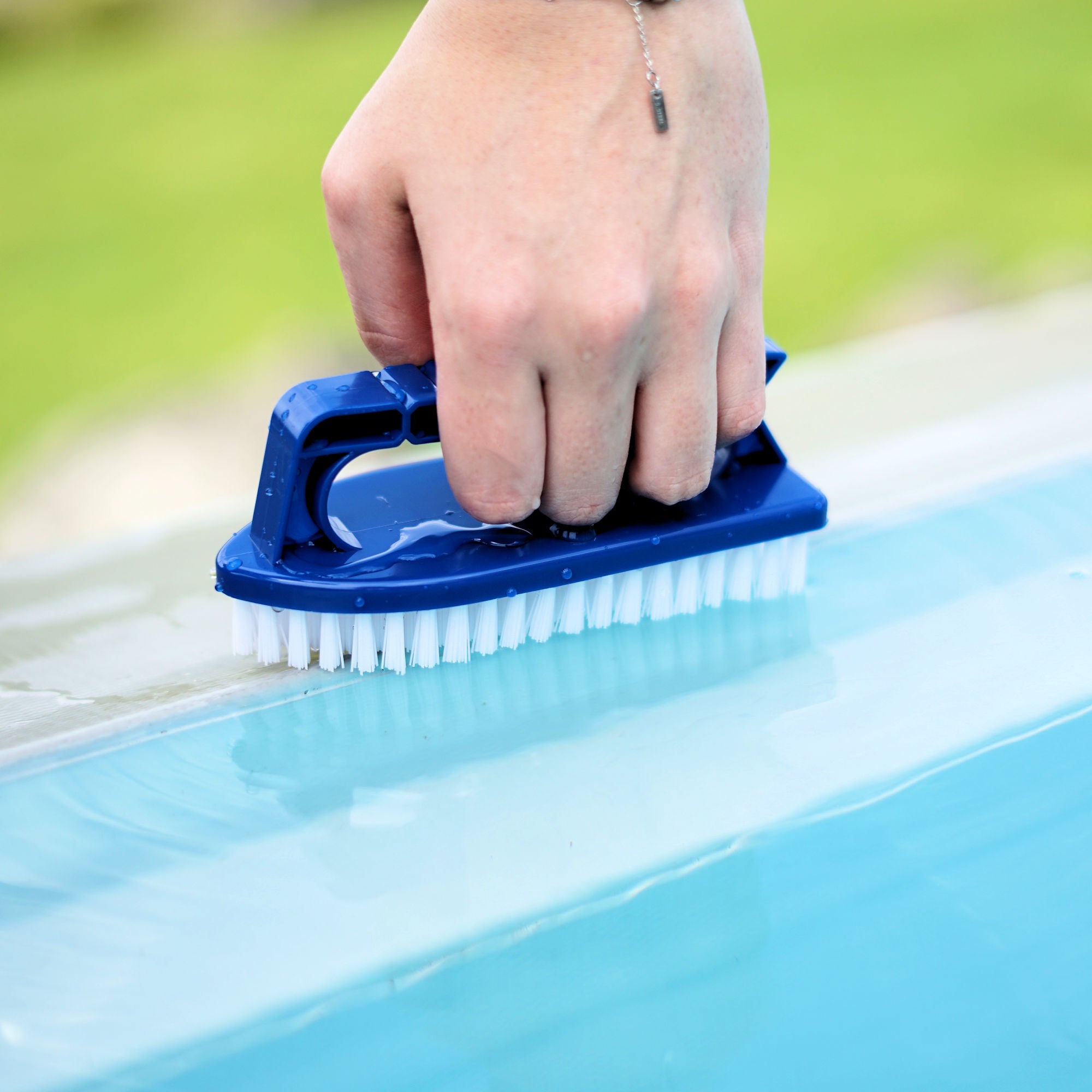 ensemble éponge et brosse de piscine