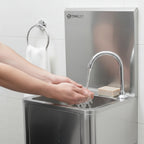 Lavabo en acier inoxydable, comprenant une pompe à genou et un distributeur de savon