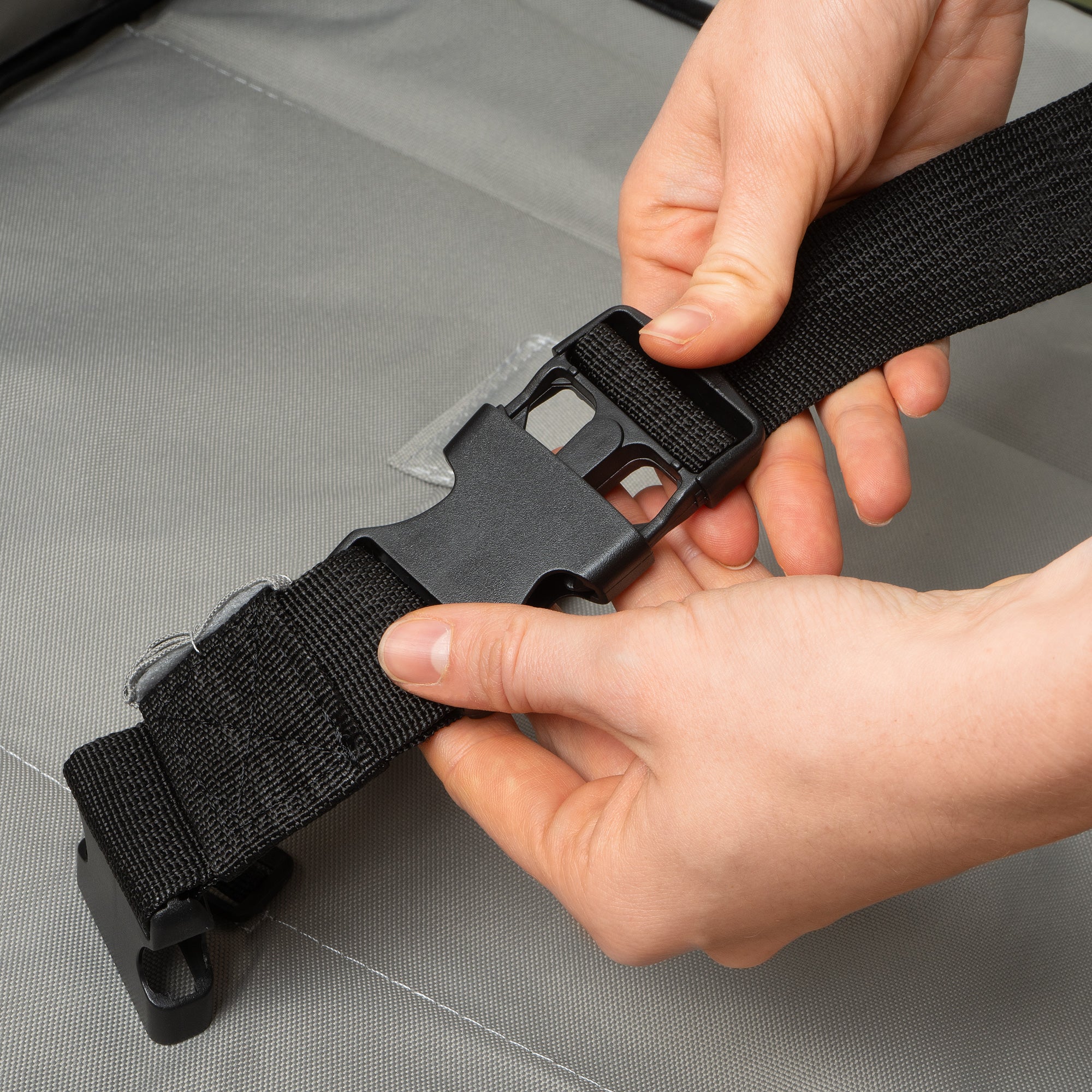 Chariot pliable, comprenant un système de harnais et une capote