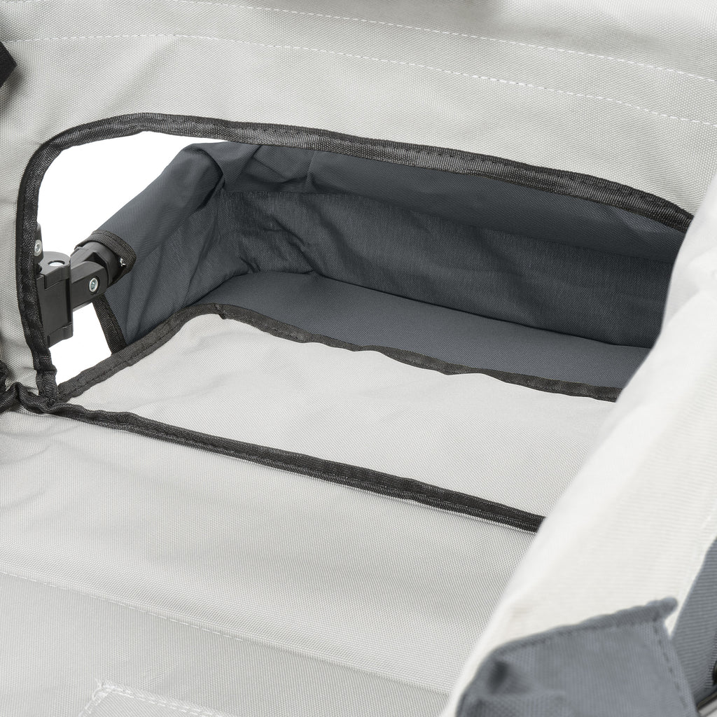 Chariot pliable, comprenant un système de harnais et une capote