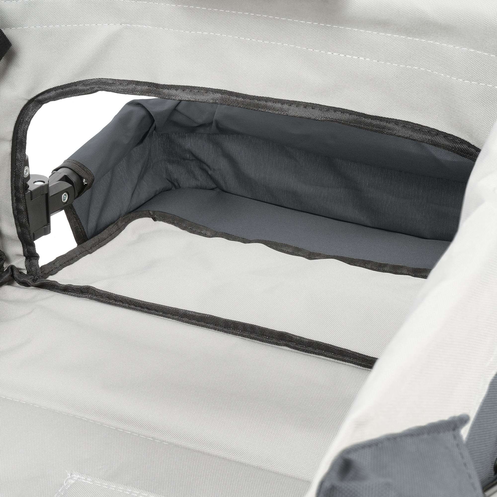 Chariot pliable, comprenant un système de harnais et une capote