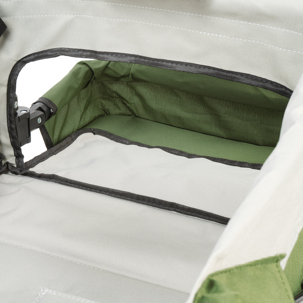 Chariot pliable, comprenant un système de harnais et une capote