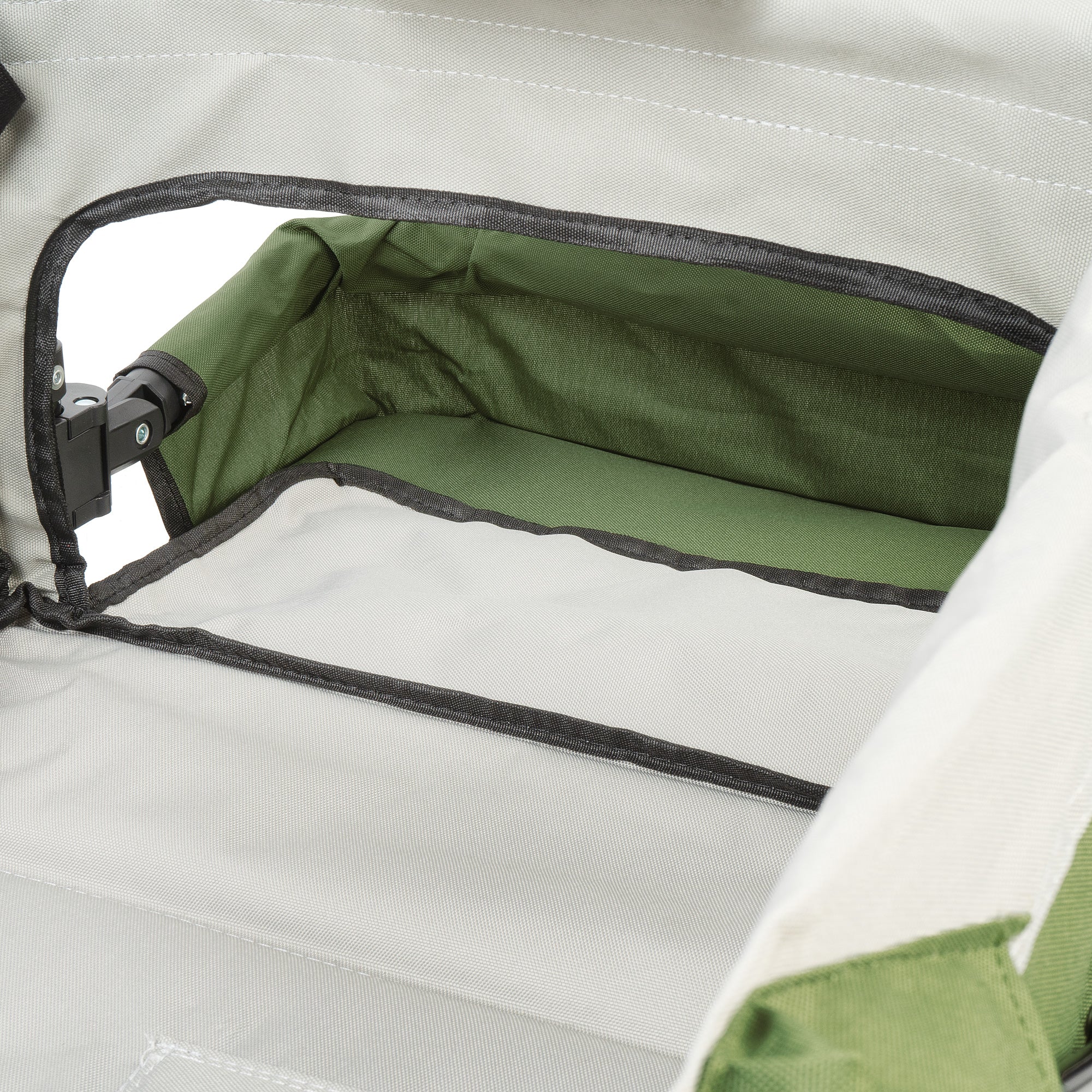 Chariot pliable, comprenant un système de harnais et une capote