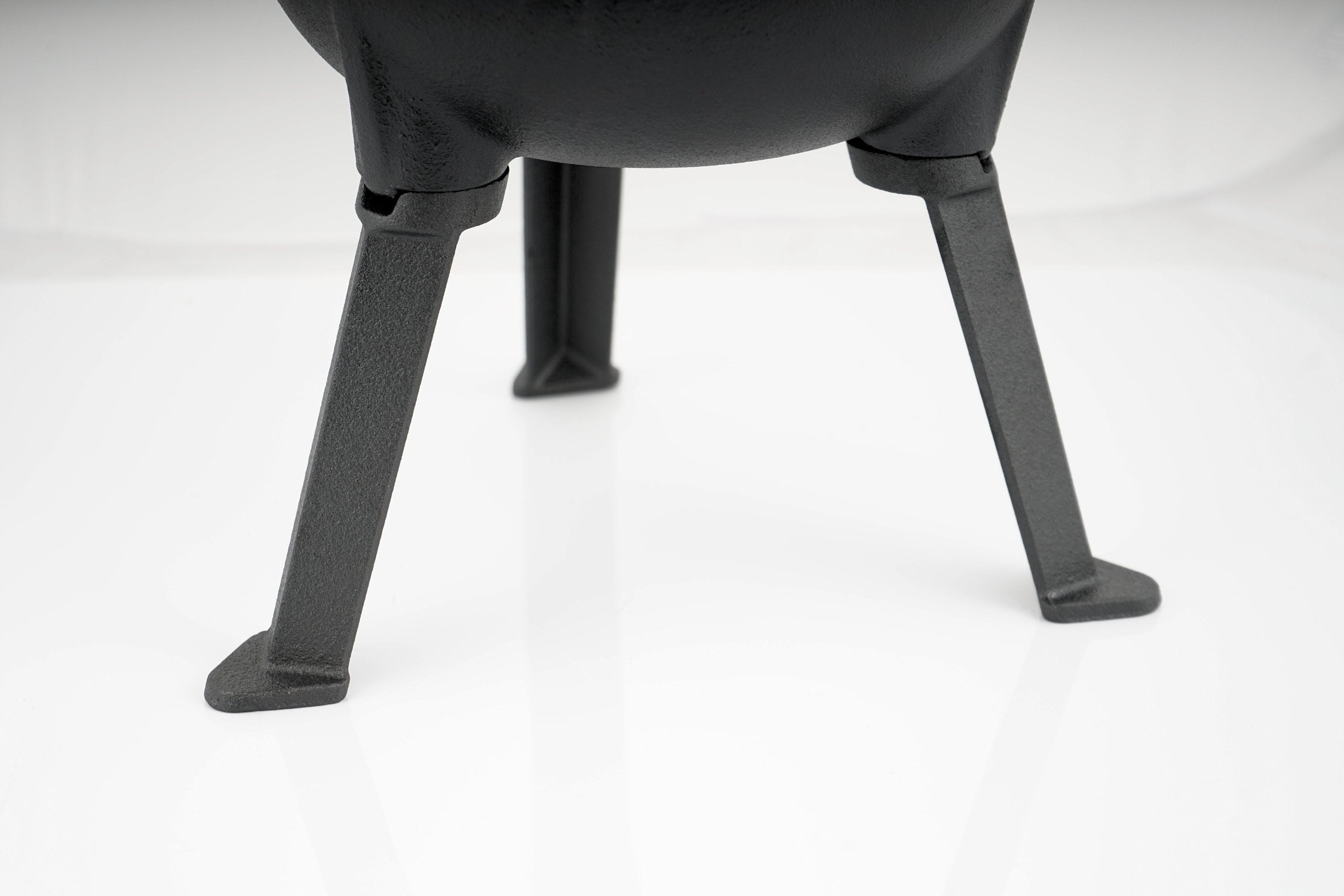 Magic cauldron "Wizard", cast iron, with three legs, lid and handle