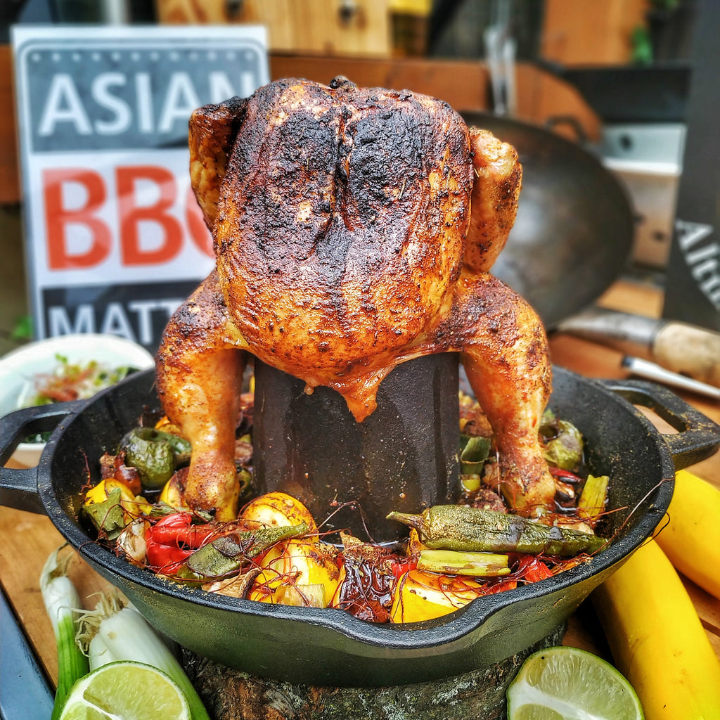 Rôtissoire à poulet en fonte, Ø 28 cm, avec cône d'arôme et bac de récupération des jus.