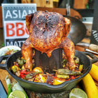 Rôtissoire à poulet en fonte, Ø 28 cm, avec cône d'arôme et bac de récupération des jus.