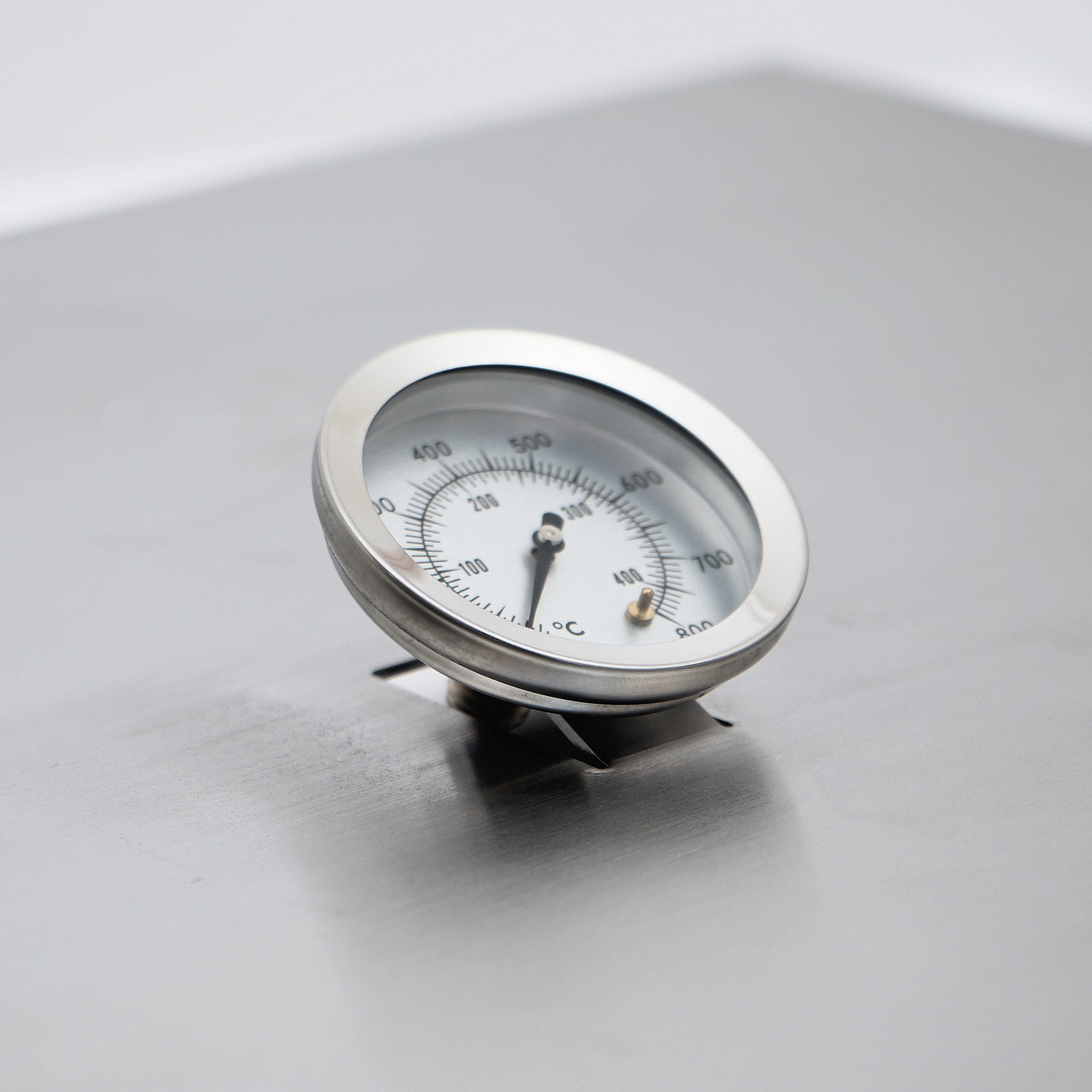 Accessoires à pizza en acier inoxydable, comprenant thermomètre, pierre à pizza et pelle.