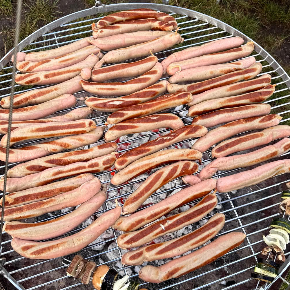 Barbecue trépied en acier inoxydable, avec grille de cuisson et hauteur réglable.