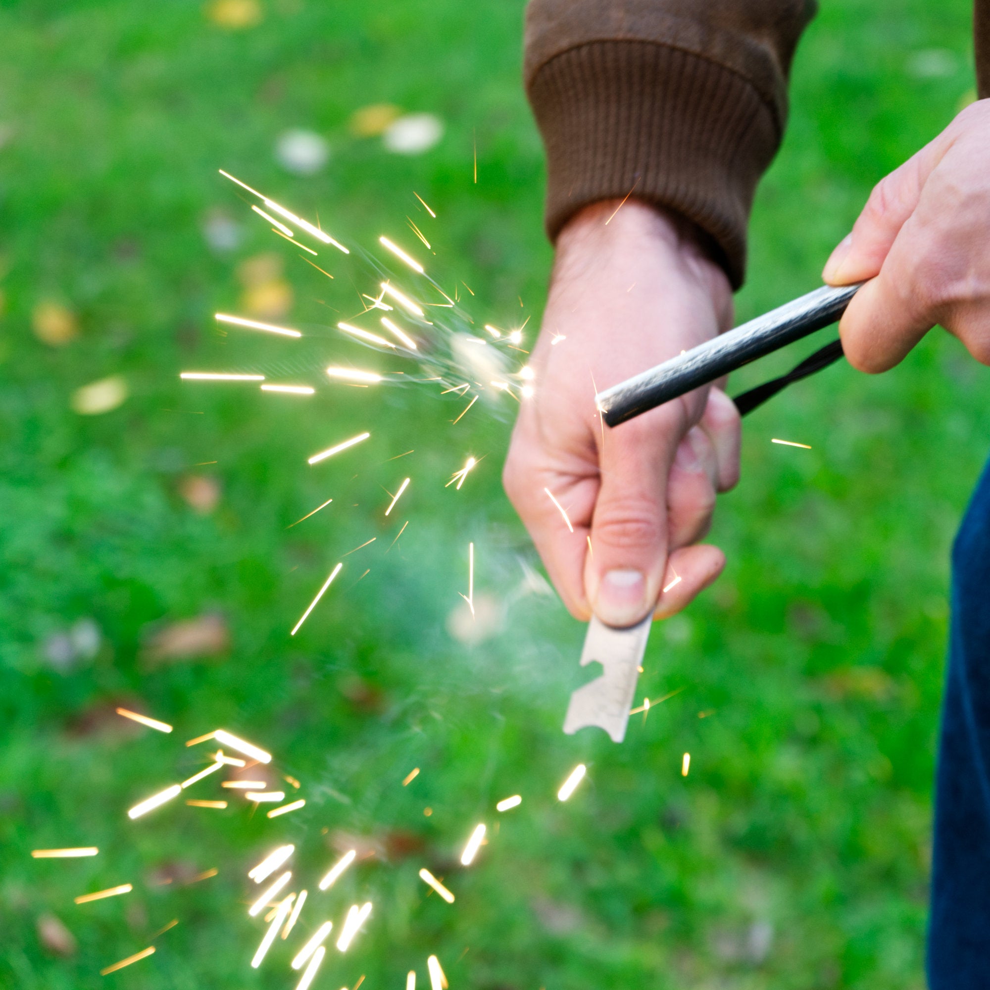 Kit de survie 6 pièces : cocotte en fonte, pierre à feu, allume-feu et réchaud à fusée