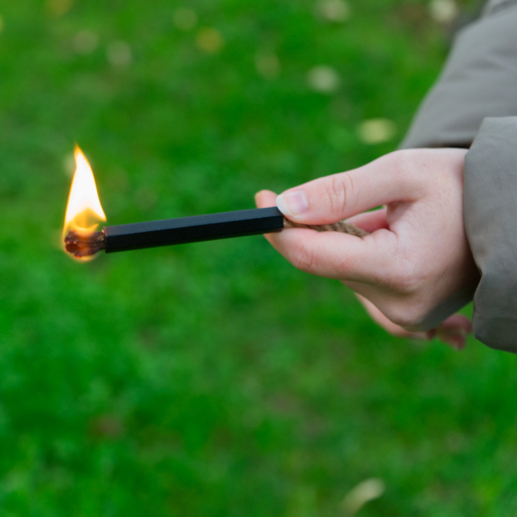 Amorce pour allume-feu, corde de chanvre, cire de paraffine et sarbacane