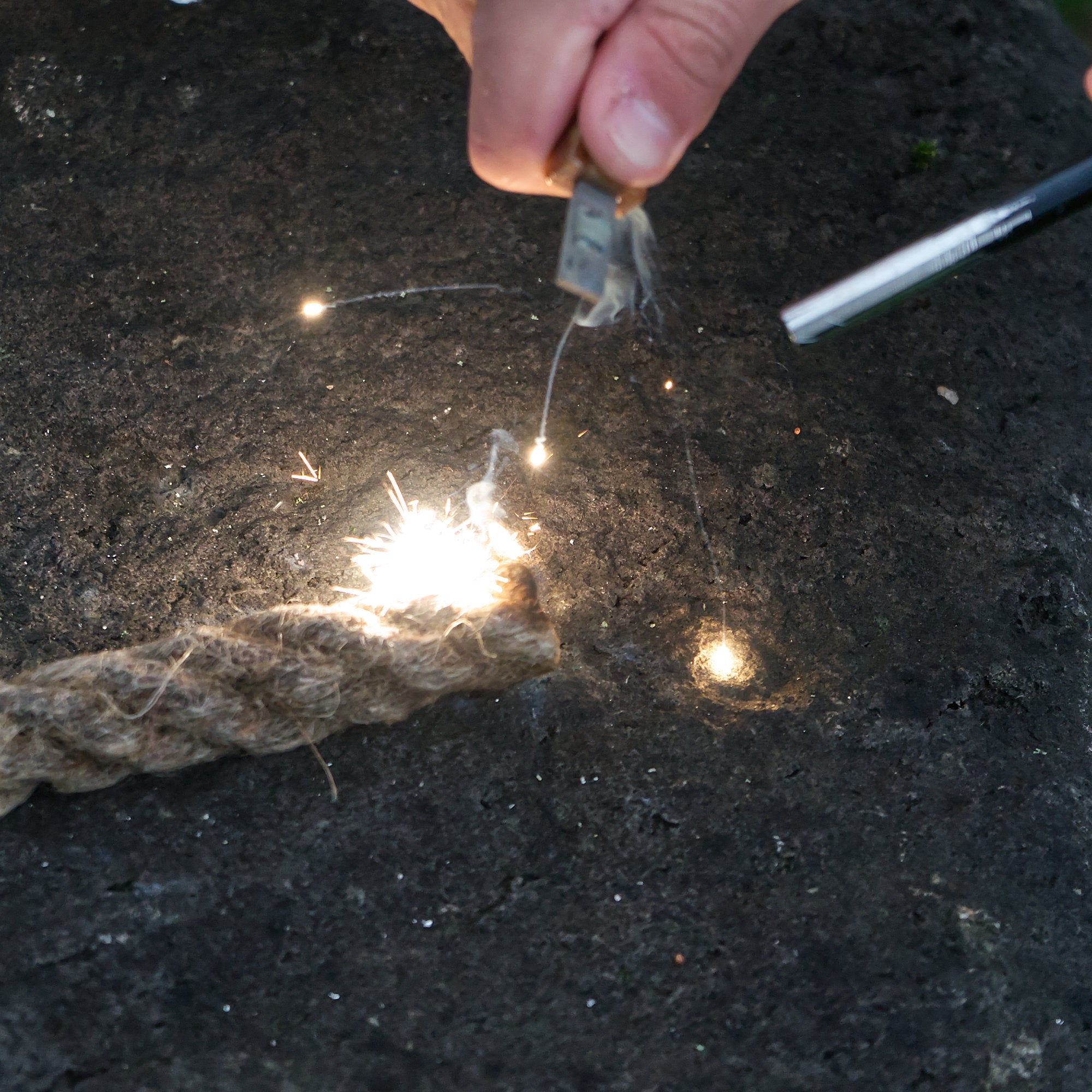 Feuerstahl, Survival Set, inkl. Feuerstahl, Paracord-Seil, Blasrohr, Zunder