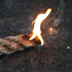 Kit de survie pour allume-feu, comprenant allume-feu, corde en paracorde, sarbacane et amadou.