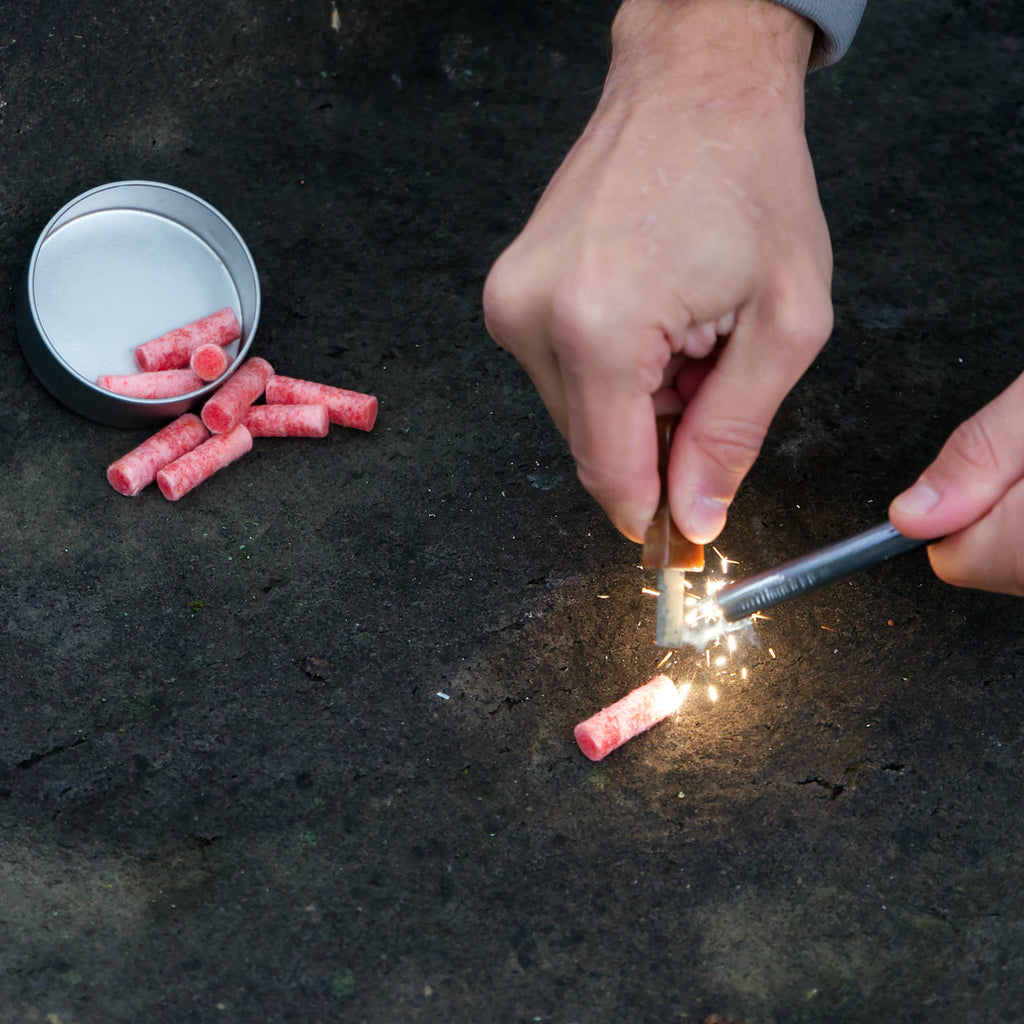 Kit de survie 6 pièces, comprenant une cocotte en fonte, une marmite à griller, une pierre à feu, un allume-feu et du charbon de bois.