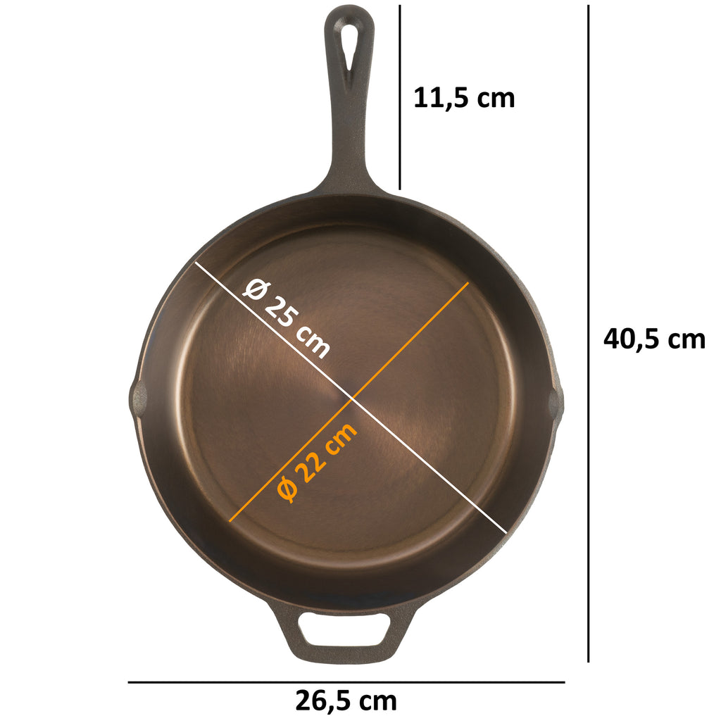 Poêle en fonte polie, avec deux becs verseurs et couvercle.