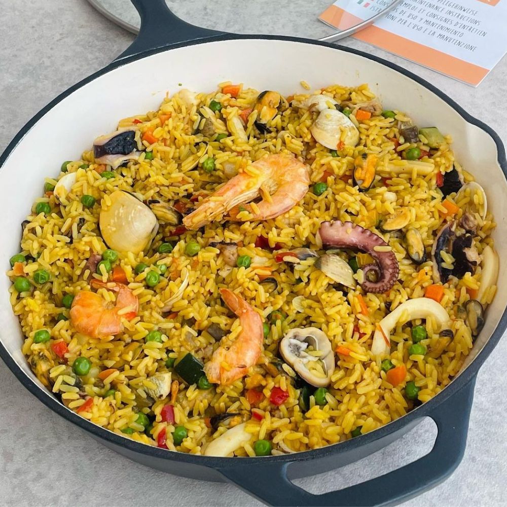 Cast iron pan, enamelled, Ø 29.5 cm, two spouts, including lid