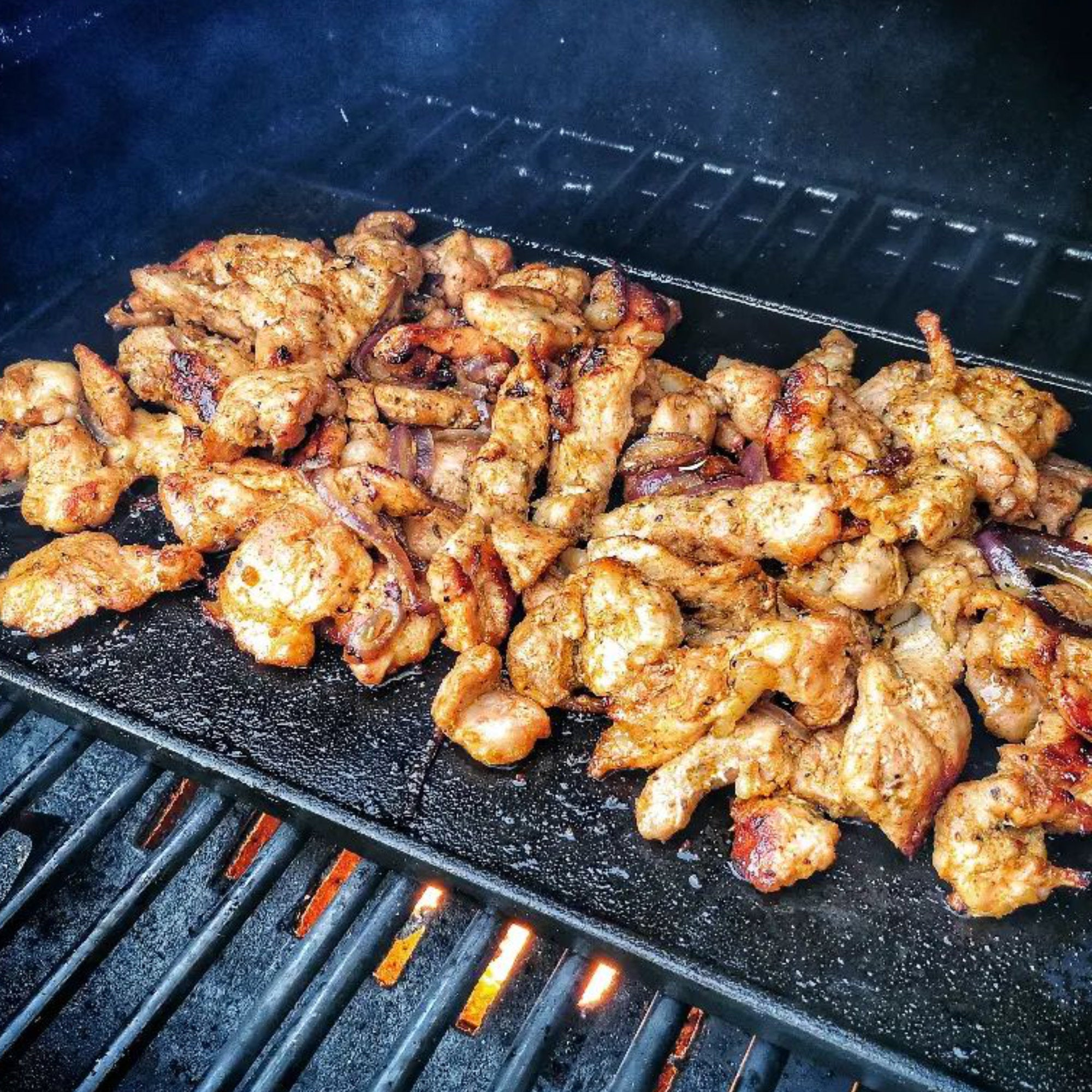 Plaque de cuisson réversible, 40 x 20,5 cm, en fonte pré-culottée, avec poignées et grille.