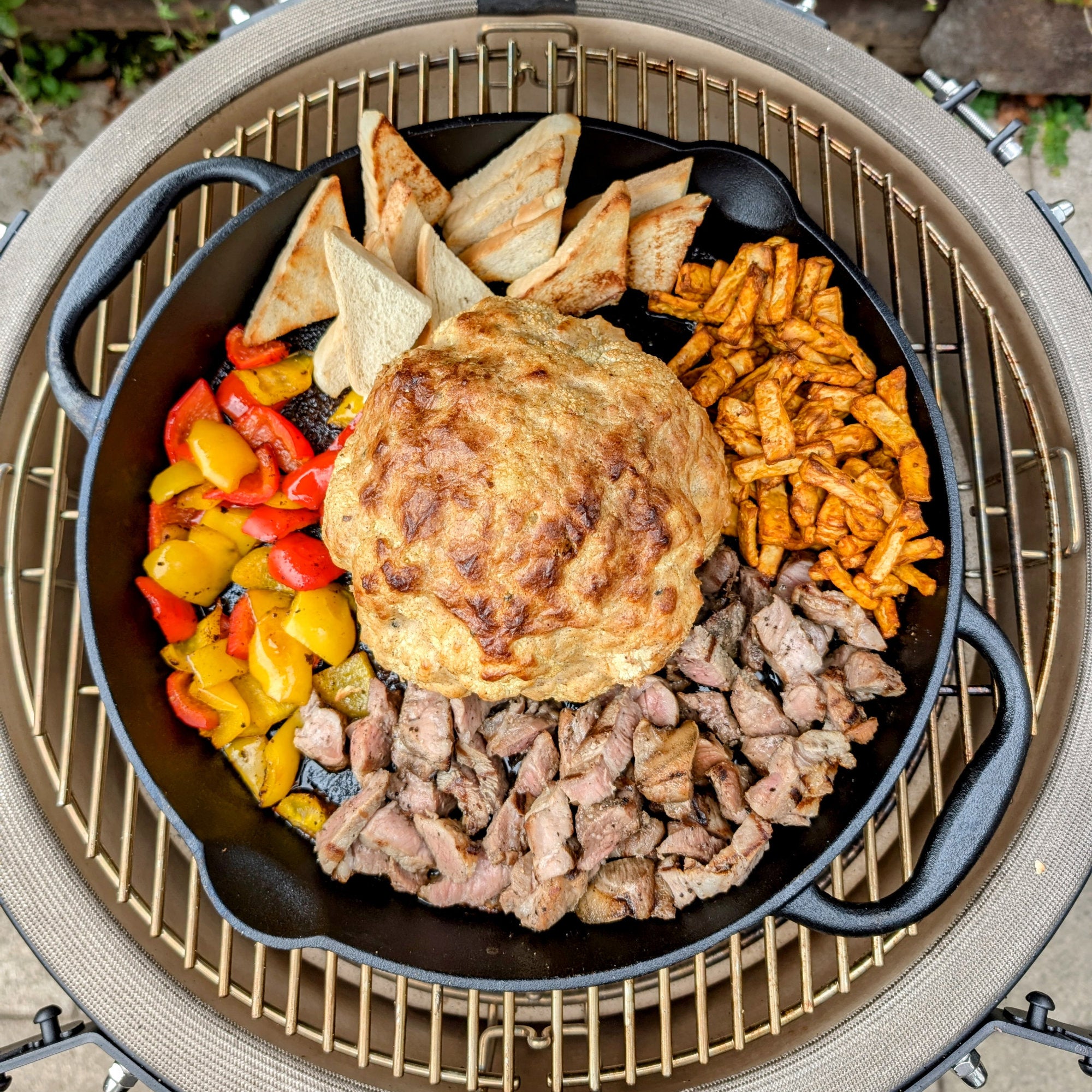Barbecue à charbon Kamado « Yoru », Ø 56 cm, avec thermomètre et roulettes.