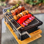 Barbecue de table au charbon de bois, en céramique, avec socle en bois.
