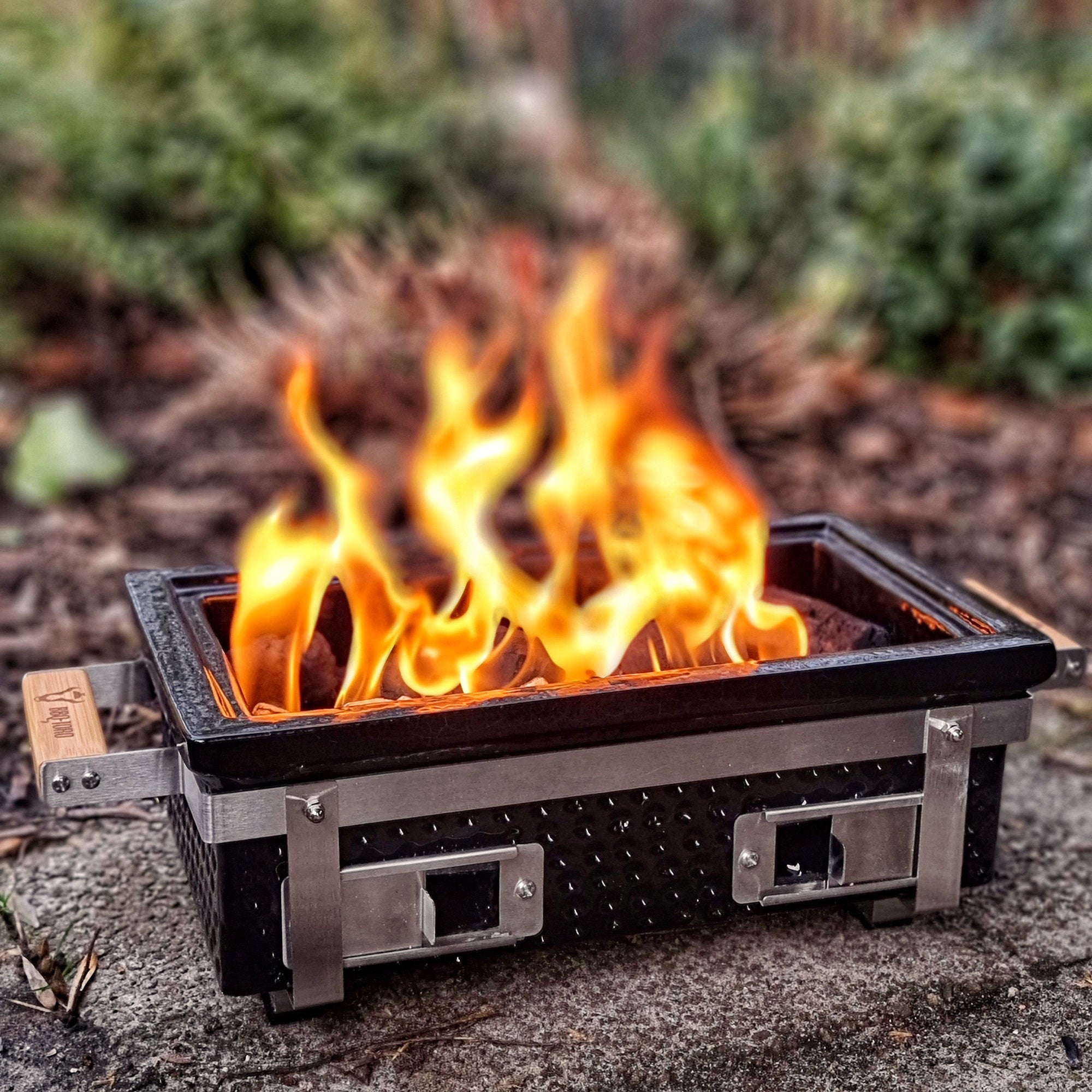 Barbecue de table au charbon de bois, en céramique, avec socle en bois.