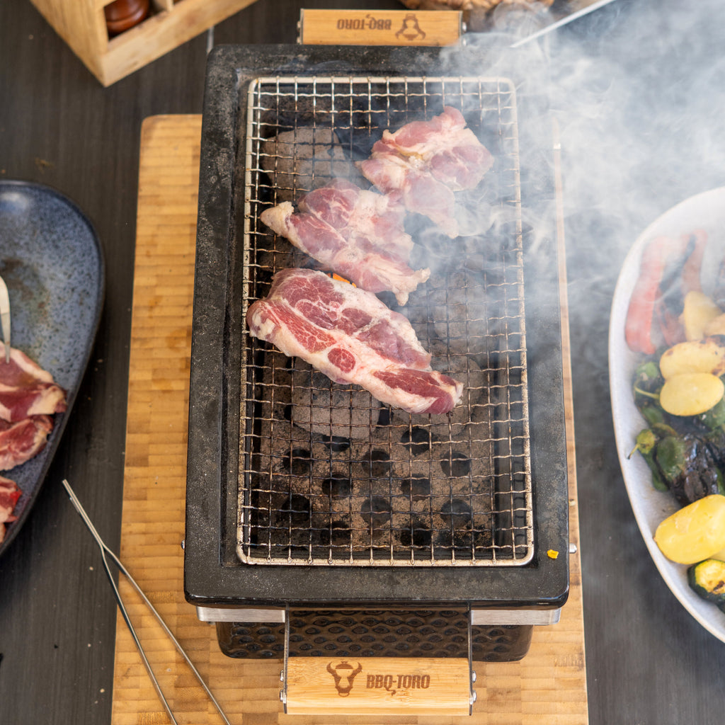 Holzkohletischgrill, Keramik, inkl. Holzunterlage