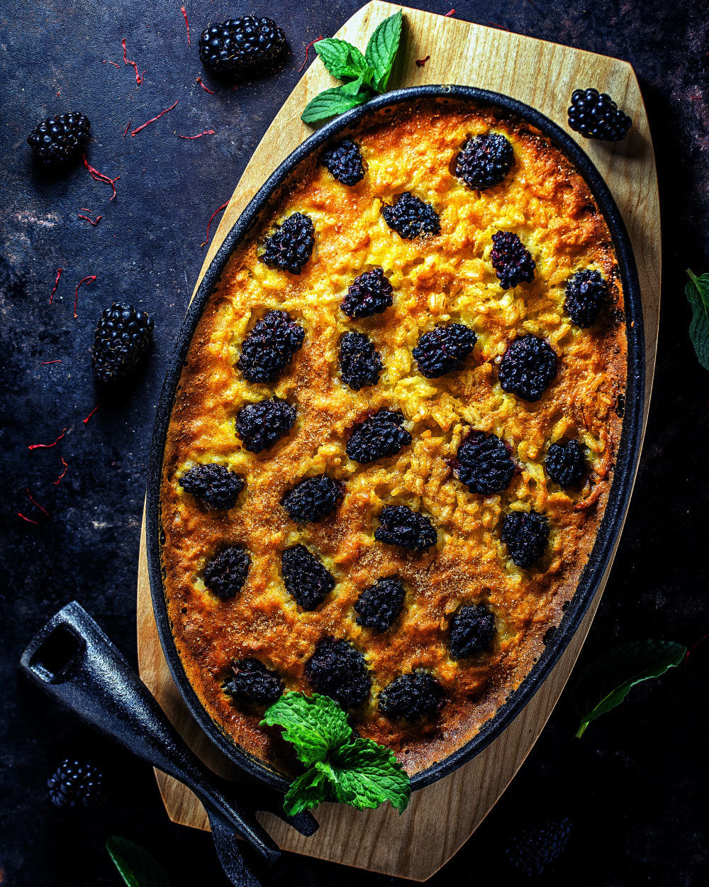 Serving pan, 27 x 18 cm, cast iron, including wooden board