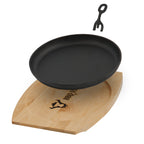 Plat de service, Ø 22 cm, en fonte, avec planche en bois.