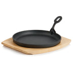 Plat de service, Ø 22 cm, en fonte, avec planche en bois.