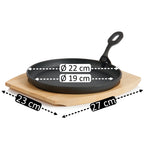 Plat de service, Ø 22 cm, en fonte, avec planche en bois.