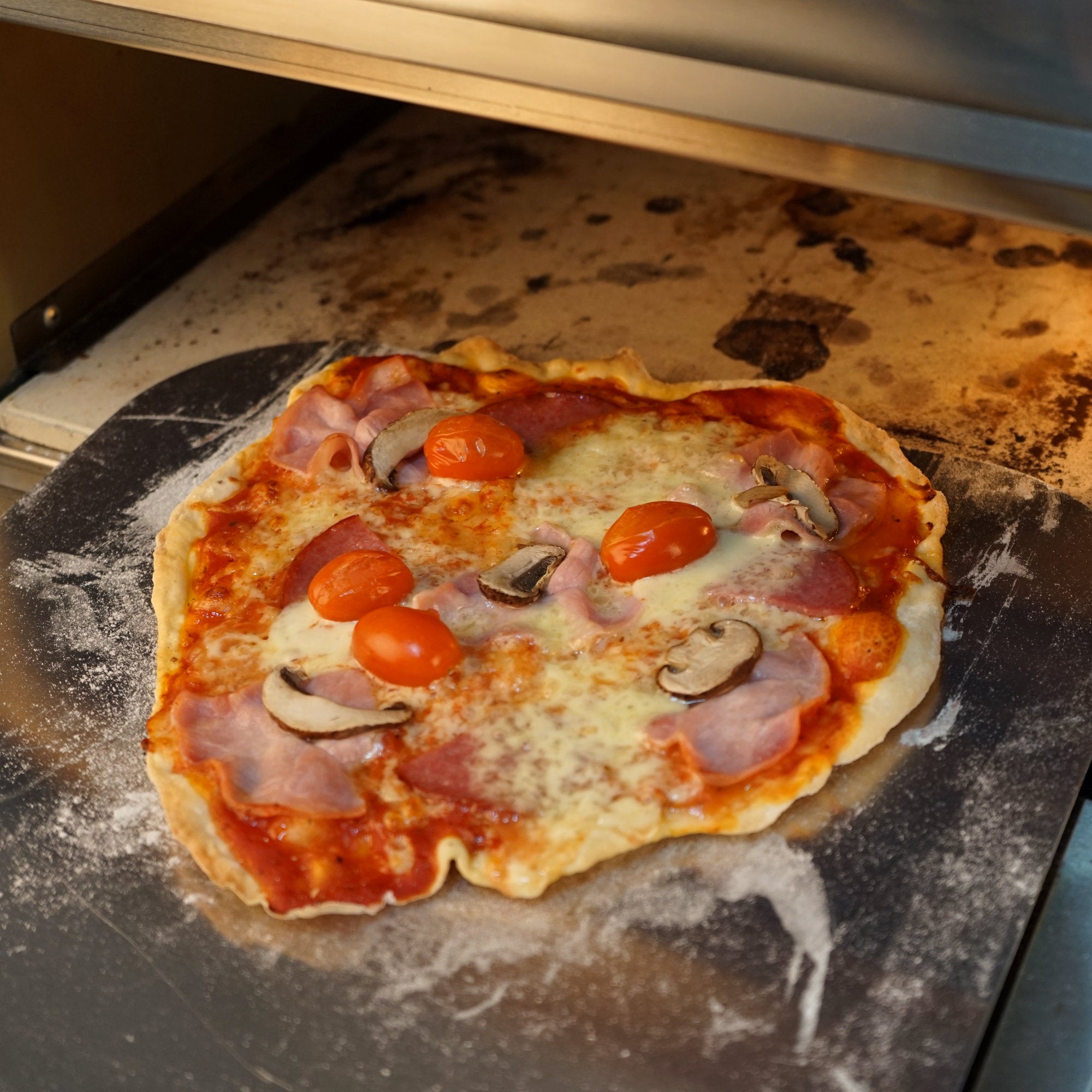 Four à pizza électrique, comprenant une pierre à pizza et une minuterie