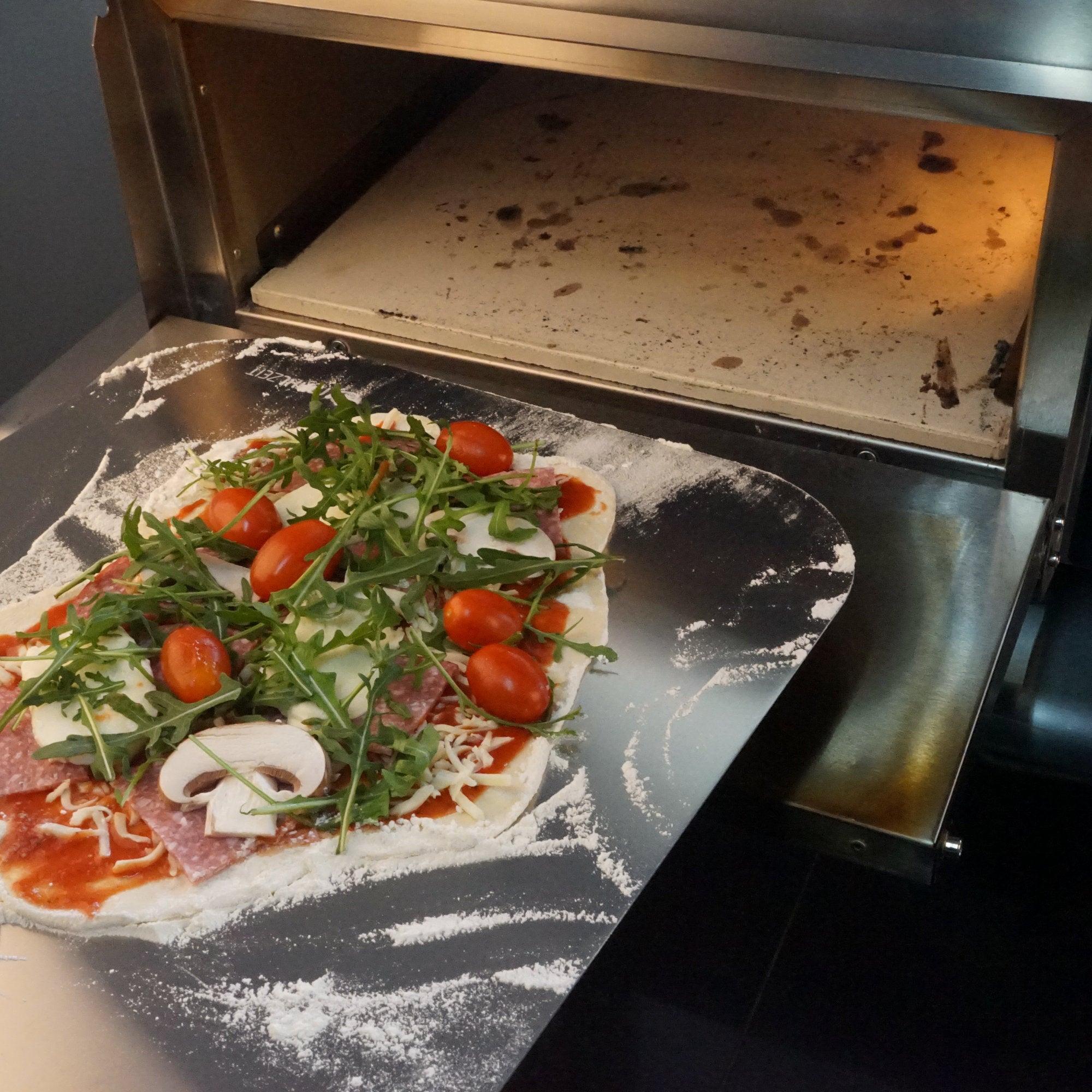 Four à pizza électrique, comprenant une pierre à pizza et une minuterie