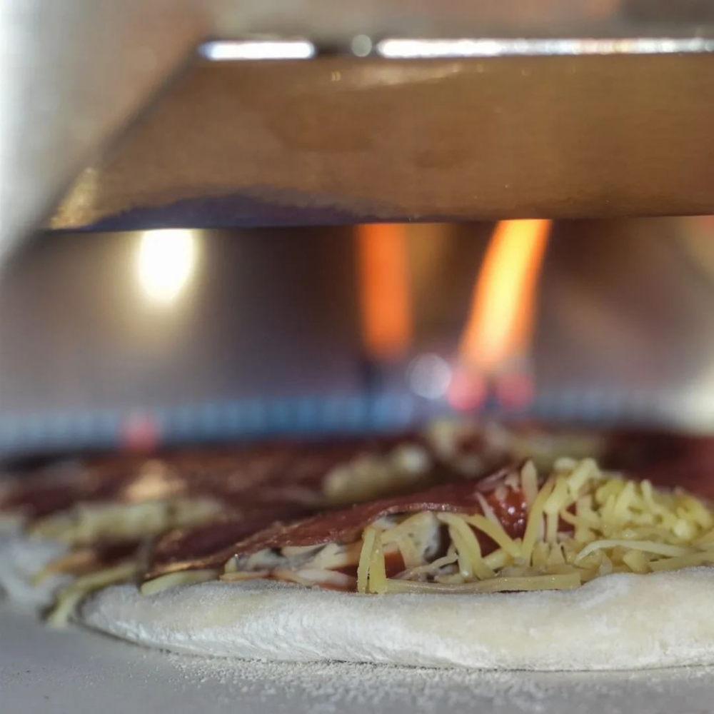 Gas pizza oven, including thermometer