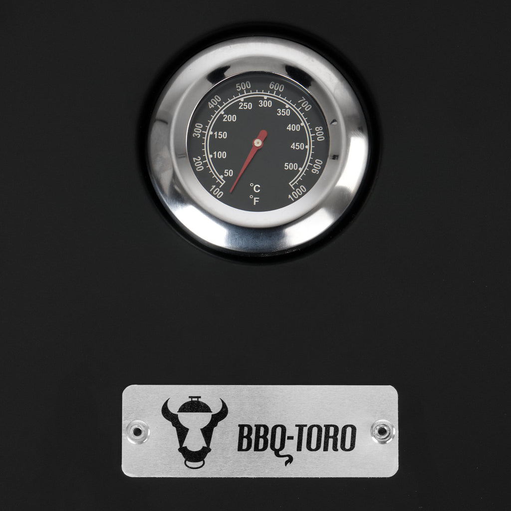 Gas pizza oven, including thermometer