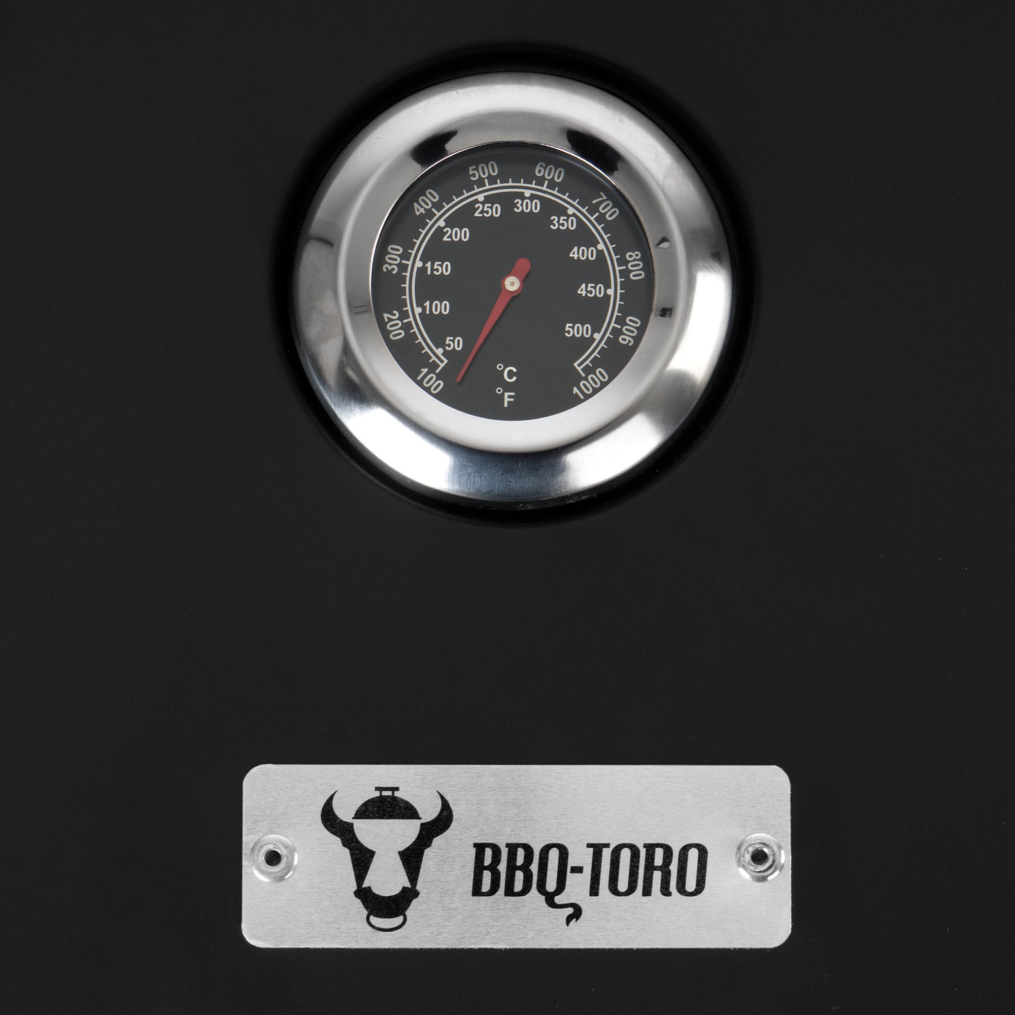 Gas pizza oven, including thermometer