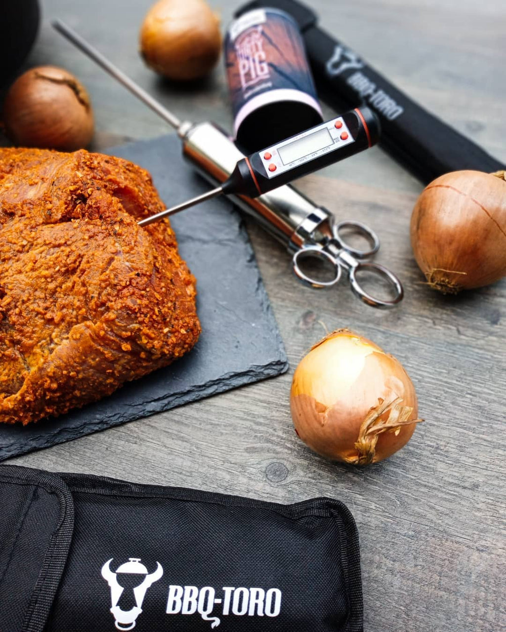 Ensemble pour porc effiloché, 5 pièces, comprenant une seringue à marinade, un thermomètre et des pinces à viande.