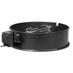 Ensemble de brochettes pour barbecue à charbon de bois de Ø 57 cm, comprenant le corps du barbecue, les brochettes, le moteur et les fourchettes à viande.