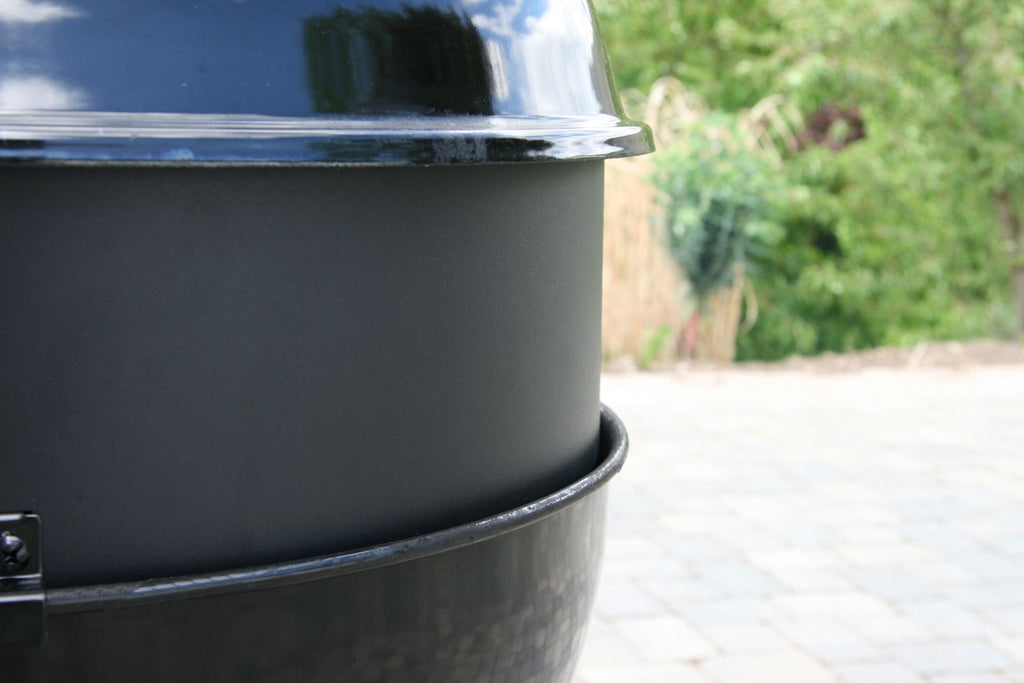 Ensemble de brochettes pour barbecue à charbon de bois de Ø 47 cm, comprenant le corps du barbecue, les brochettes, le moteur et les fourchettes à viande.