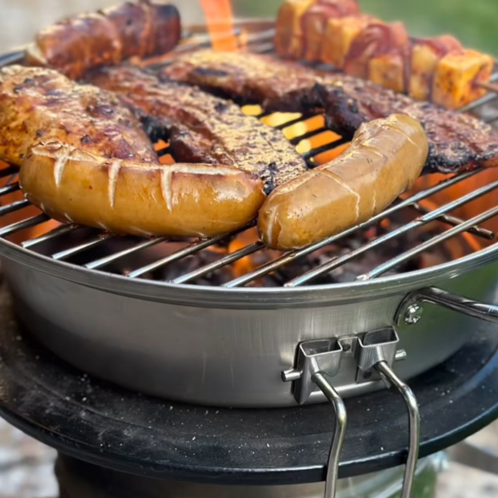 Ensemble de grilles pour poêle à fusée, comprenant une plaque de cuisson en fonte, une grille de cuisson, un bac de récupération des graisses et un lève-gril.