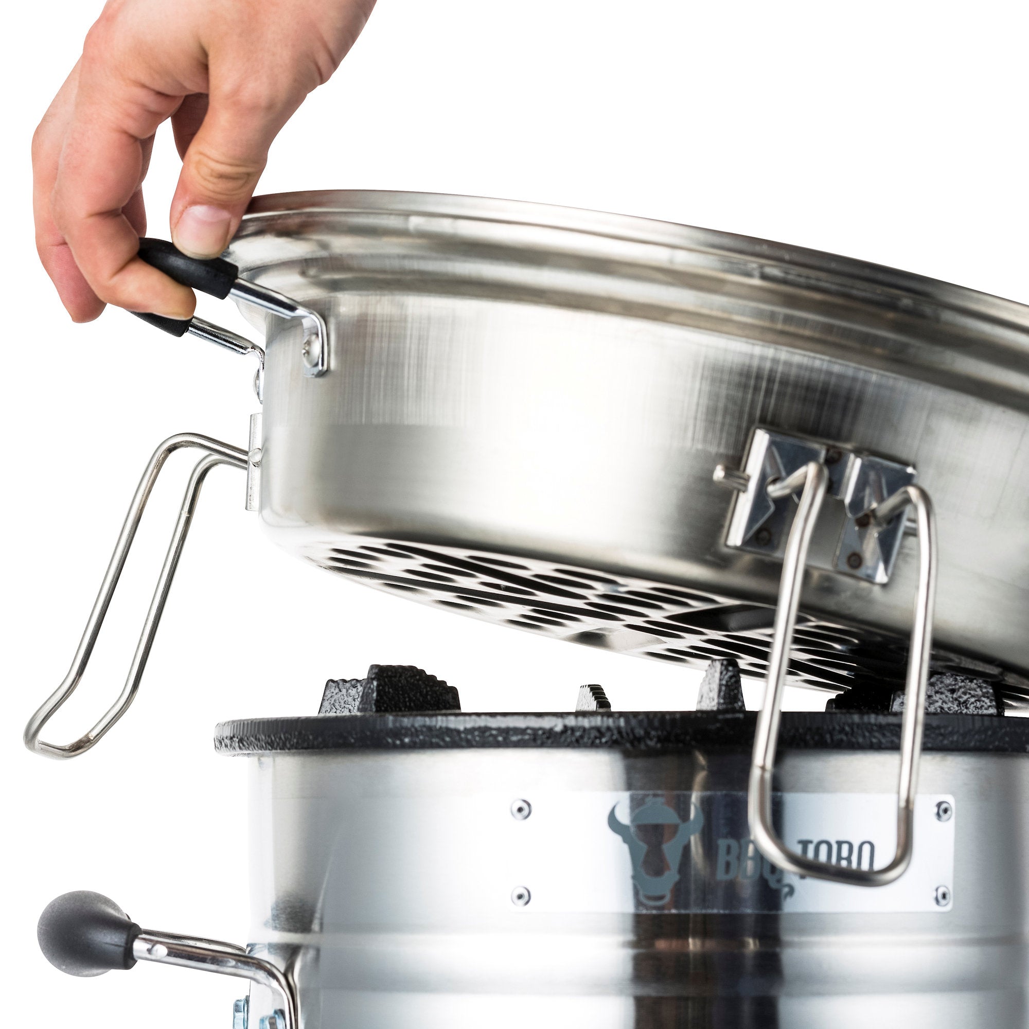 Ensemble de grilles pour poêle à fusée, comprenant une plaque de cuisson en fonte, une grille de cuisson, un bac de récupération des graisses et un lève-gril.