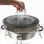 Ensemble de grilles pour poêle à fusée, comprenant une plaque de cuisson en fonte, une grille de cuisson, un bac de récupération des graisses et un lève-gril.