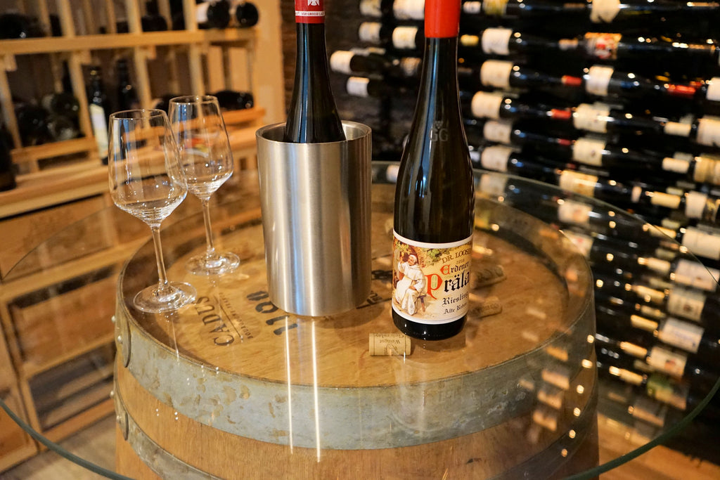 Service de table comprenant 2 verres à vin, un rafraîchisseur de bouteille et un couteau de serveur