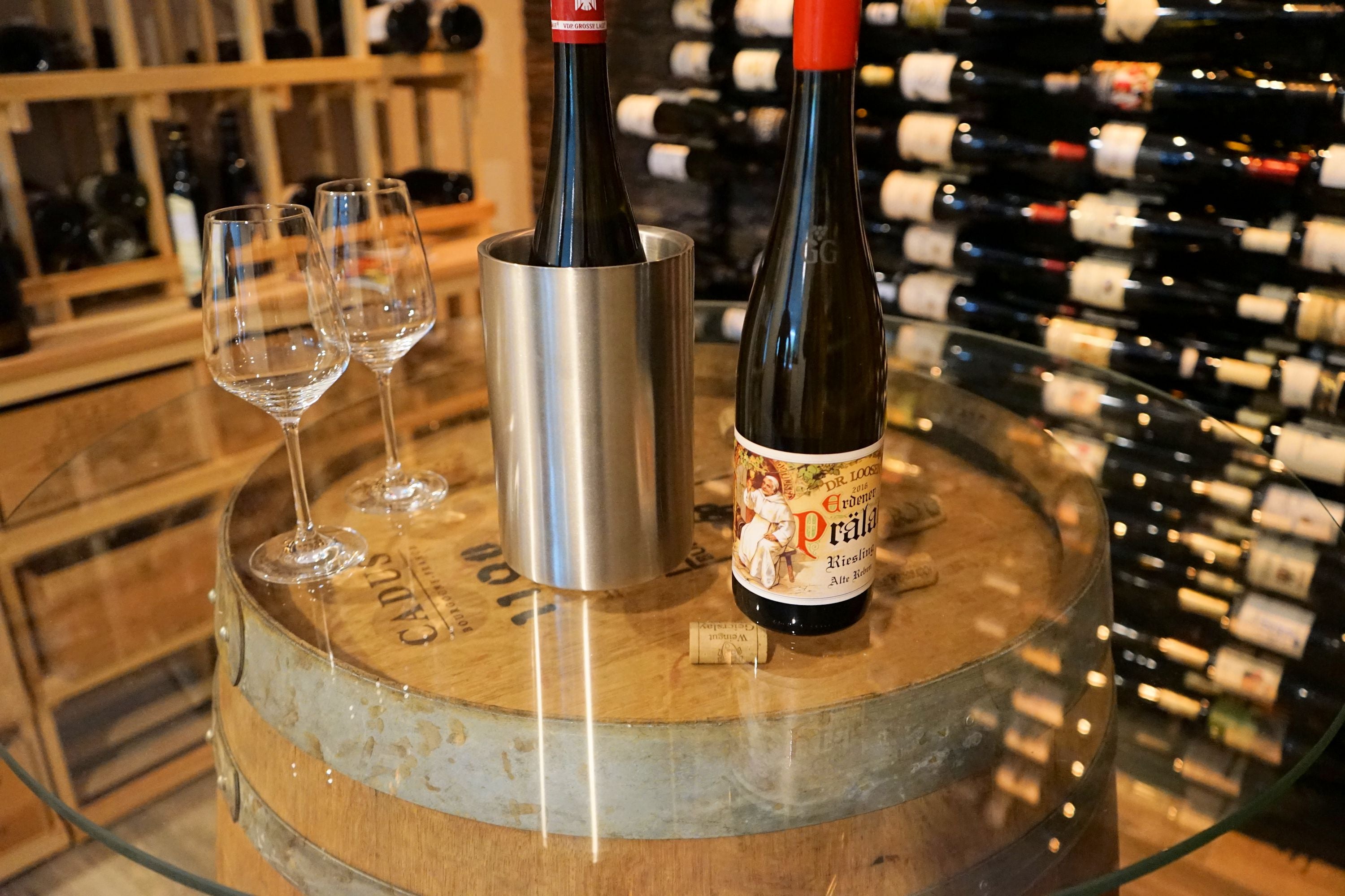 Service de table comprenant 2 verres à vin, un rafraîchisseur de bouteille et un couteau de serveur